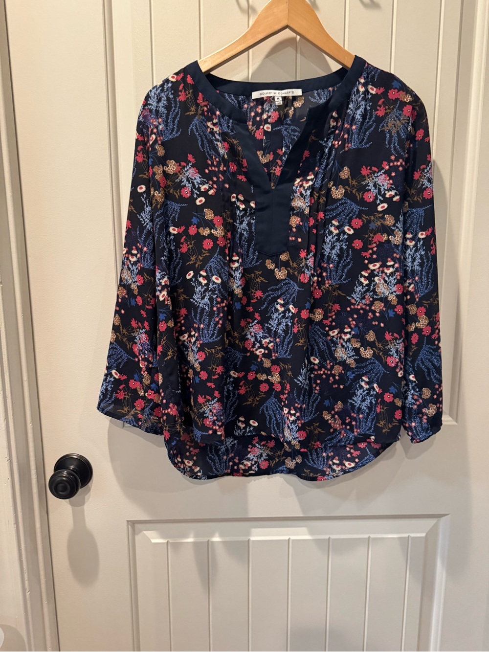Collective Concepts Navy Floral Long Sleeve Split Neck Light Blouse Medium